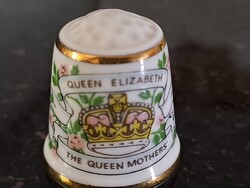 Queen Elizabeth az Anyakirálynő 85. születésnapjára angol porcelán gyűszű emlék II. Erzsébet