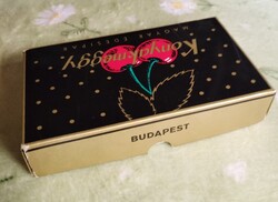 Retró Konyakmeggyes doboz. Képek szerint. Egyik sarka bellről cellukszozott