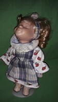 Gyönyörű puszira éhes, tündéri karakter művész porcelán baba 24 cm a képek szerint
