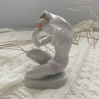 Hibátlan, vitrin állapotú Aquincumi porcelán térdepelő és fésülködő női akt