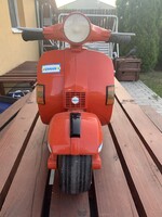 Vespa Px 200 elektromos játék motor.