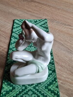 Aquincumi porcelán hajába virágot tűző női akt