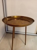 Gyönyörű, indiai fém asztal, egyedi  felülettel,46 cm magas
