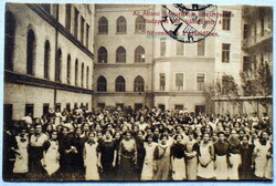 Bp - Állami Nőipariskola udvarrészlet (VIII. Rákóczy 4) Növendékek szünidőben- Tas Ferenc főtitkár