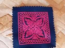RÉGI FEKETE SZŰRRÁTÉTES KIS TERÍTŐ.MÉRETE: 17.5 X18 CM, NEM HASZNÁLT