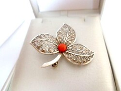 Ezüst 835 korall virág bross