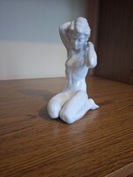 Porcelán fésülködő akt. 20 cm. Hibátlan. Jelzett