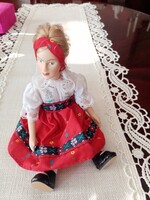 Új porcelán baba népviseletben  17 cm,   Gyűjtőknek is!