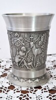 Ón , zinn Vadász jelenetes    pohár  8,3 cm magas
