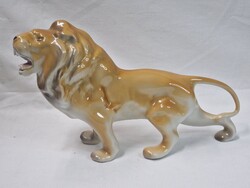 Nagyobb méretű szép festésű porcelán oroszlán figura hibátlan állapotban 28 cm. hosszú