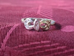 Nagyon szép, kedves, csillogó köves 925 ezüst gyűrű, 2,4 gramm. Belső mérete 16,5-17 mm,  52-53-as