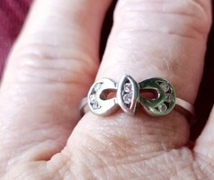 Nagyon szép, kedves, csillogó köves 925 ezüst gyűrű, 2,4 gramm. Belső mérete 16,5-17 mm,  52-53-as