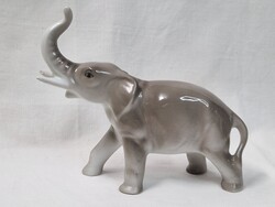 Nagyobb méretű szép festésű porcelán elefánt figura kis sérüléssel 18 cm. hosszú