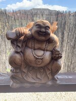 Nagyméretű fa nevető Budha szobor.