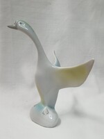 Hollóházi Liba kiterjesztett szárnnyal porcelán figura hibátlan állapotban 15 cm. magas