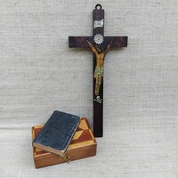 Antik fa falra akasztható kereszt kézzel festett Jézussal ikis fa doboz benne Új Testamentum könyv