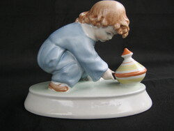 Zsolnay porcelán búgócsigával játszó kisfiú