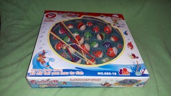 Retro remek hangulatú elemes interaktív pecás társasjáték a képek szerint