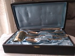 Ezüstözött Keresztelő pohár evőeszközzel P.V.Alpakka jelzett