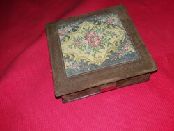 Régi hasított bőr bevonatú tűgobelin díszítésű belül tükrös selyem fa ékszeres doboz képek szerint