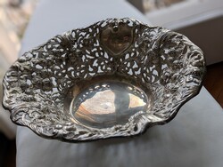 Áttört, ezüstözött tálaló kosár