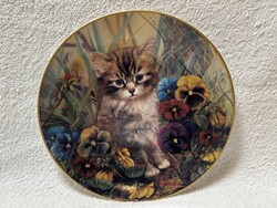 Cicás, macskás porcelán falitányér, falidísz, árvácska virágos