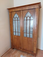 Biedermeier stílusjegyekkel készült, kétajtós szekrény