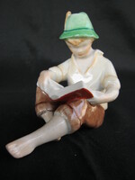 Kőbányai porcelán könyvet olvasó fiú