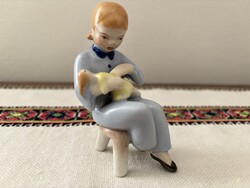 Kőbányai/Drasche porcelán babázó kislány