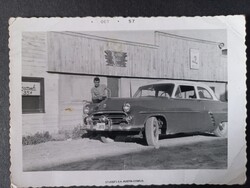 Régi fotó Ford Customline előtt pózoló férfi a Bratton's Style Shop előtt 1957 október