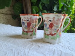 Gyönyörű antik gésa jelenetes kézzel festett rendhagyó formájú japán porcelán mokkás csésze pár
