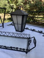 Kovácsoltvas garnitúra, lámpa, fogas kalaptartóval, újság tartó kisasztal, kosár