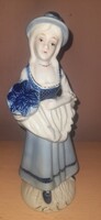 Kalapos hölgy porcelán szobor