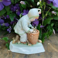 Zsolnay porcelán fát hordó kisfiú