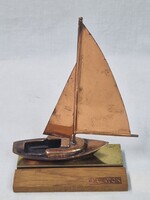 Ritka iparművész balatoni emlék hajó retro dísztárgy fa sárga és vörös réz anyagú 14,5 cm. magas