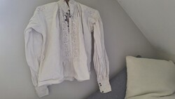 Gazdagon hímzett erdélyi viselet