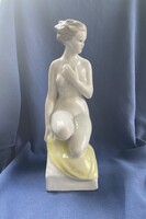Holloházi ülő nő porcelán szobor