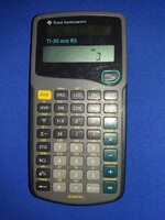 Régi működő TEXAS INSTRUMENTS napelemes intelligens zsebszámológép a képek szerint