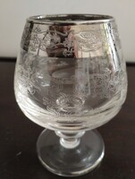 Rendkívül díszes, savmaratott vesét, ezüstözött antik pohar