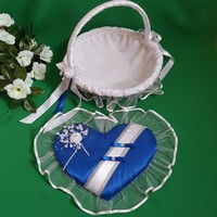 Hófehér-királykék színű gyűrűtartó párna és sziromszóró kosár szett