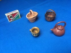4 mini tárgy babaházba: kerámia, teáskanna, csupor, kosár és fonott kosár