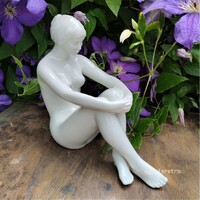 Hollóházi porcelán ülő női akt