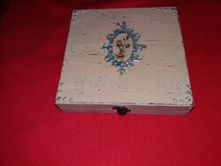 Régi rézcsatos pántos hasznos kis díszdoboz /ékszertartó,/ nesszeszeres 15 x 15 x 3cm képek szerint