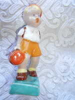 Komlós jelzett figura- utazó fiú