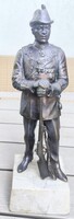 Antik Vadàsz Puskàval ón szobor Ferenc József császár kitüntetést màrvàny talpon bronz jellegű
