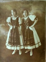 Lányok népviseletben  Fénykép ,fotó  HOLZER MŰHELY 1919