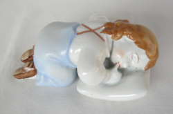 Zsolnay porcelán párnán fekvő alvó kisfiú