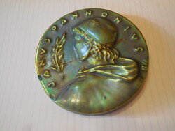 Zsolnay eozin Janus Pannonius  plakett  ,  sérült , 12,3 cm  , jelzett