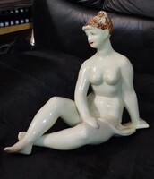 Fényes, krémszínű, ritka hollóházi női akt porcelán a korai időszakból. Kézi festésű