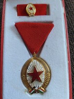 Munka Érdemrend minivel , arany fokozat eredeti dobozában .  Kitüntetés